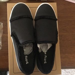 Dirty Laundry slip on black shoes